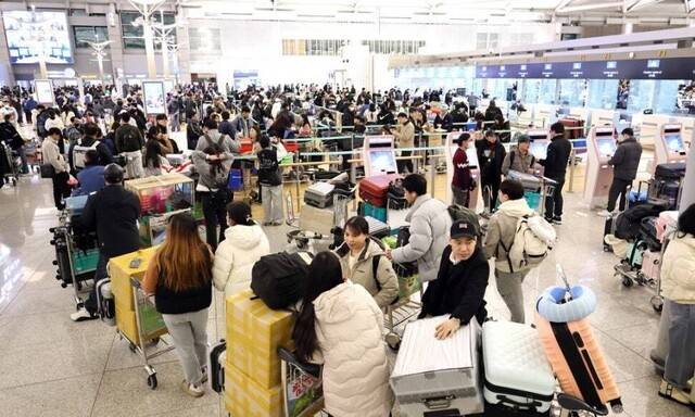 설 명절 연휴를 앞둔 지난 1월23일 오전 인천국제공항 제1여객터미널 출국장에서 승객들이 탑승 수속을 위해 줄을 서고 있다. 연합뉴스