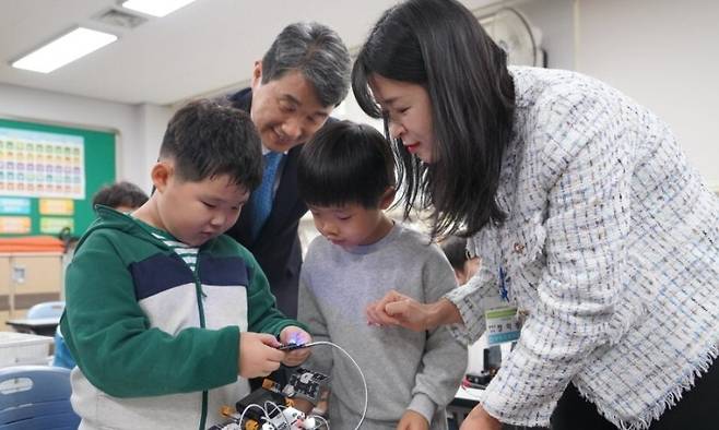 지난해 10월 이주호 사회부총리 겸 교육부 장관이 부산 부산진구 양정초등학교 늘봄학교를 찾았다. 부산시교육청 제공