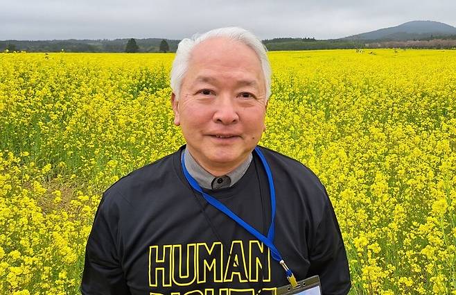 주리시 회장이 2023년 4월 31명의 대만 고등학생과 인권교사를 데리고 제주를 방문했을 때 유채밭을 배경으로 찍은 사진. 주리시 회장 제공