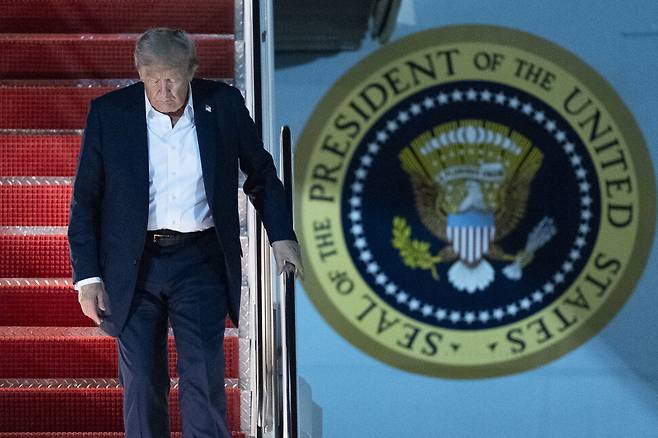 도널드 트럼프 미국 대통령이 16일 새벽 알래스카 앵커리지에서 열린 블라디미르 푸틴 러시아 대통령과의 정상회담을 마치고 앤드루스 합동기지(메릴랜드주)에 도착해 에어포스원을 내려오고 있다. 캠프스프링스/AP 연합뉴스