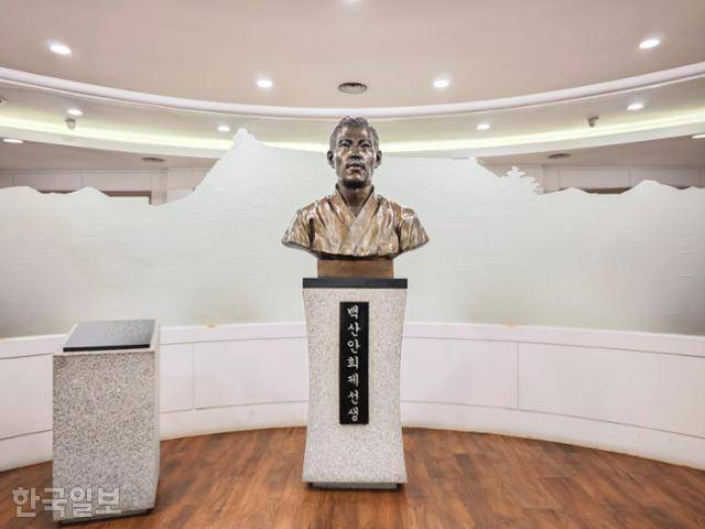 백산기념관 전시관 입구에 세워진 안희제 선생의 흉상. 부산=김진욱 기자