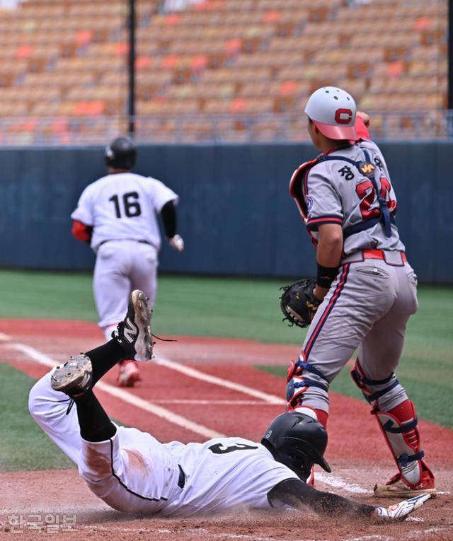 17일 서울 양천구 목동구장에서 제53회 봉황대기 전국고교야구대회 광주BC와 충암고 경기가 열린 가운데 3회말 광주BC 공격, 송동현(16번)의 내야땅볼때 3루주자 안승찬(3번)이 홈으로 들어오고 있다. 정다빈 기자
