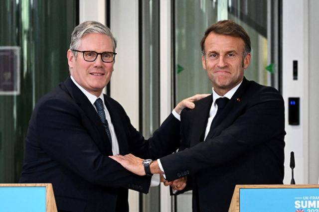 키어 스타머(왼쪽) 영국 총리와 에마뉘엘 마크롱 프랑스 대통령이 지난달 10일 영국 런던 노스우드 군사령부에서 회동한 뒤 공동 기자회견에서 자세를 취하고 있다. 런던=AFP 연합뉴스