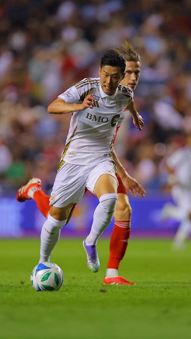 10일 시카고 파이어와의 원정 경기서 교체 투입돼 LAFC 데뷔전을 소화한 손흥민. 그는 득점을 신고하진 못했지만, 팀이 1-2로 뒤진 후반 PK를 얻어내 동점 골에 기여했다. 사진=LAFC SNS