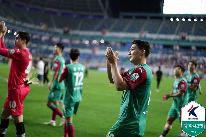 대전 주민규가 10일 대전월드컵경기장에서 열린 수원FC와의 K리그1 25라운드 역전승 뒤 팬들 앞에서 환호하고 있다. 사진=프로축구연맹
