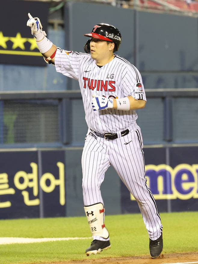 6일 오후 잠실야구장에서 열린 2025 프로야구 두산과 LG 경기. LG 김현수가 9회 우월 1점 홈런을 날리고 그라운드를 돌고 있다. 잠실=정시종 기자 capa@edaily.co.kr /2025.08.06.