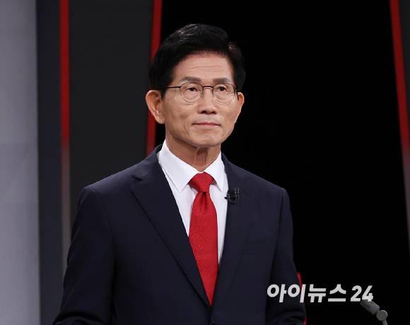 김문수 국민의힘 당대표 후보가 17일 서울 여의도 KBS에서 열린 2차 TV토론회에 앞서 포즈를 취하고 있다. [사진=국회사진기자단]