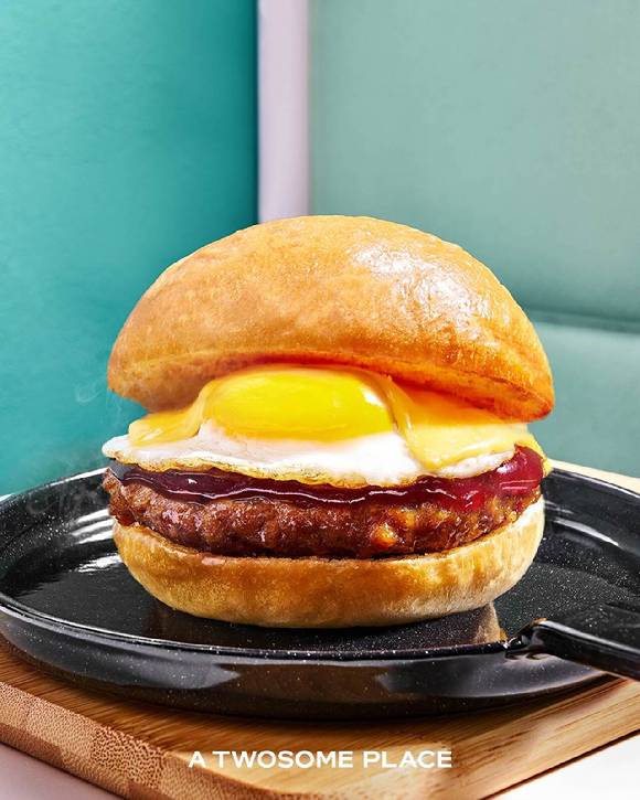 투썸플레이스 '에그 함박 브리오슈 번'. [사진=투썸플레이스]