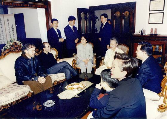 고 손복남 CJ 고문(앉은 사람 중 왼쪽에서 세 번째)이 1995년 드림웍스 공동 창업자인 스티븐 스필버그(맨 왼쪽)와 제프리 카젠버그(왼쪽에서 두 번째)를 집으로 초청해 환담하고 있다. (앉은 사람 중 왼쪽에서 네 번째부터) 고 이병철 삼성 창업주의 부인 고 박두을 여사, 이재현 CJ 회장. 이미경 CJ 부회장. 사진 CJ그룹