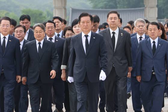 더불어민주당 정청래 대표와 김병기 원내대표, 최고위원들이 8일 광주광역시 북구 국립 5·18민주묘지를 참배하고 있다. 연합뉴스