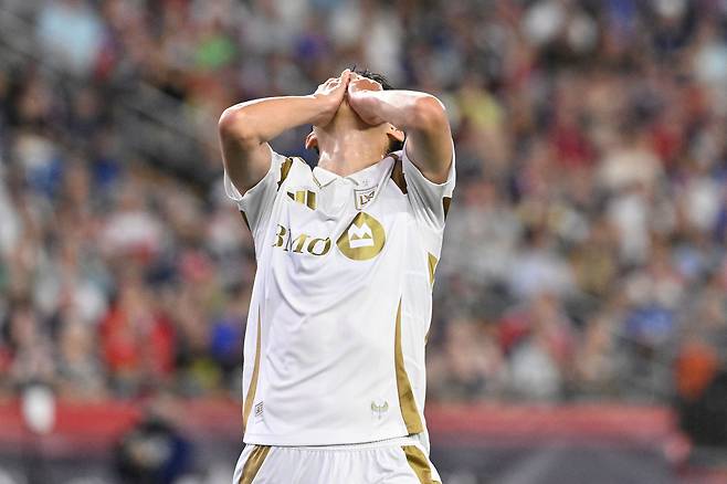 두 손으로 얼굴을 감싸는 손흥민. [로이터=연합뉴스]