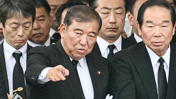 이시바 시게루 일본 총리가 지난 9일 나가사키에서 열린 원폭 희생자 위령 평화기념식에 참석하고 있다. AFP=연합뉴스