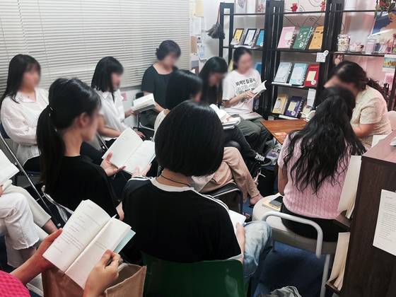 경기 수원시 행궁동에 위치한 무인 시집서점 '시요'. 시요에서 직접 여는 윤독회는 5명에서 최대 10명 정도의 인원이 모여 하나의 책을 읽으며 감상을 나누는 방식으로 진행된다. 사진 시요