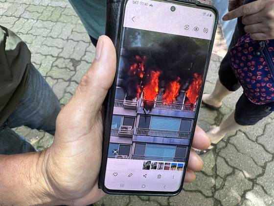 17일 오전 서울 마포구 창전동 아파트에서 발생한 화재를 처음 목격했다는 김영문(72)씨가 당시 찍은 사진을 보이고 있다. 임성빈 기자