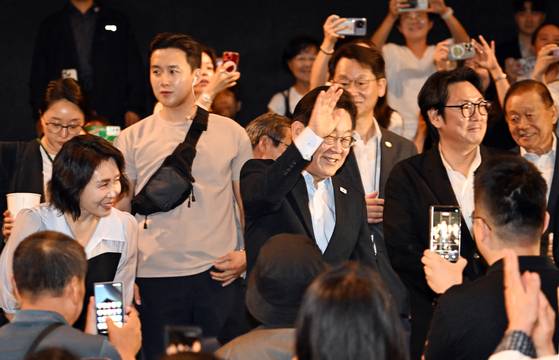 이재명 대통령과 김혜경 여사가 17일 서울 용산CGV '독립군:끝나지 않은 전쟁' 상영관에서 관객들에게 인사하고 있다. 이 대통령 오른쪽은 배우 조진웅이 서 있다. 이 대통령은 광복 80주년을 기념해 조진웅이 추천한 이 영화를 본다면서 소셜미디어를 통해 신청한 시민들과 동반 관람을 했다. 대통령실통신사진기자단