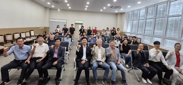 ▲ 국민의힘 최고위원에 출마한 김근식 후보와 청년최고위원 후보인 우재준 국회의원(대구 북구 갑) 의원은 16일 강원 원주시의회에서 박정하(원주 갑) 국회의원 등 당원들이 참석한 가운데 간담회를 가졌다.