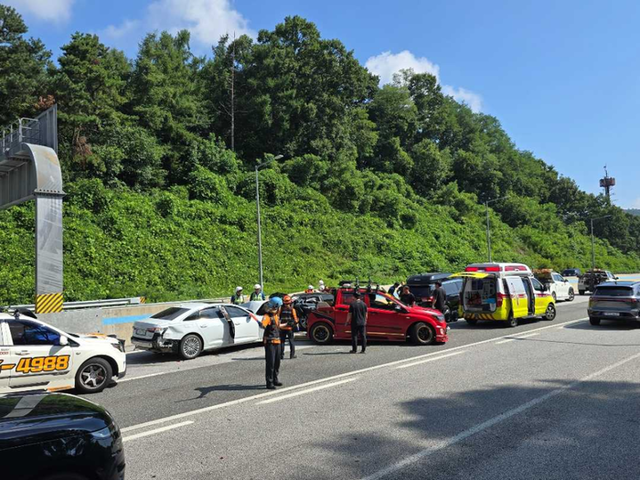 ▲ 지난 15일 오전 9시 30분쯤 원주시 호저면 영동고속도로에서 차량 3중 추돌사고가 났다. 강원도소방본부 제공