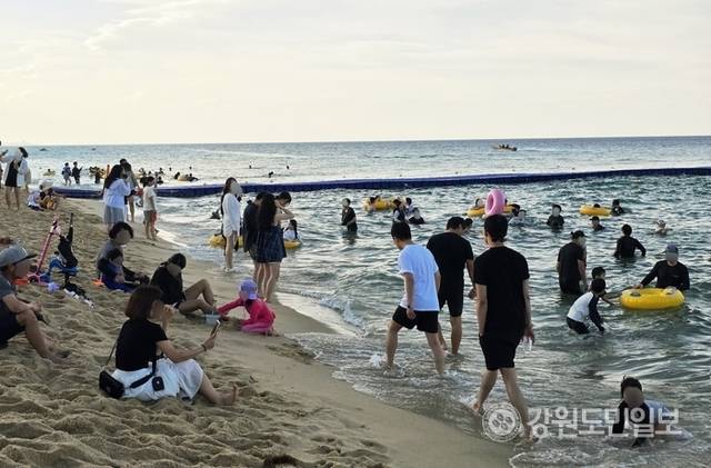 ▲ 지난 16일 강릉 경포해수욕장에서 피서객들이 해수욕을 즐기며 더위를 식히고 있다. 황선우 기자