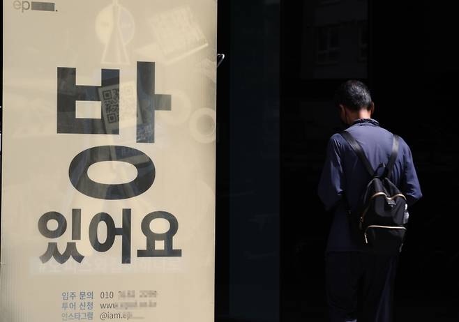 ▲ 서울 서초구 한 코리빙하우스 앞에 설치된 '방 있어요' 안내판&nbsp;[연합뉴스]