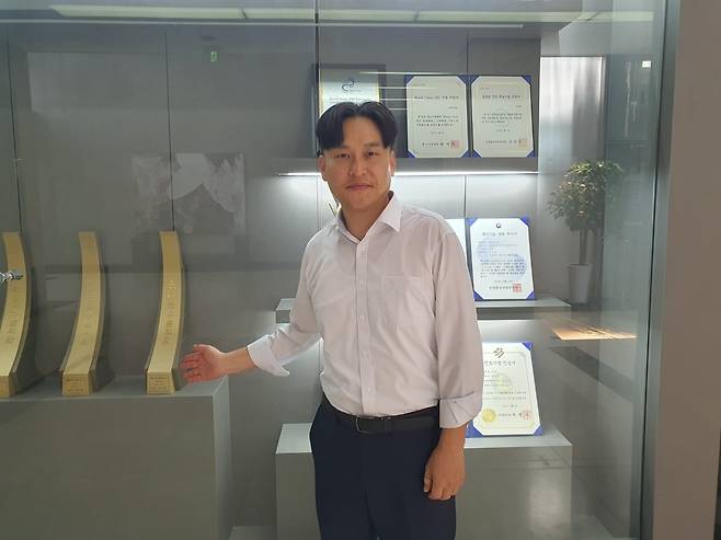 반종윤 이사가 오천만불 수출의탑 트로피들을 보여주고 있다. 부산=윤현주 기자