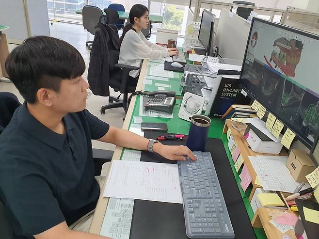 강인한 대리가 디오나비 플래닝 디자인 작업을 하고 있다. 부산=윤현주 기자