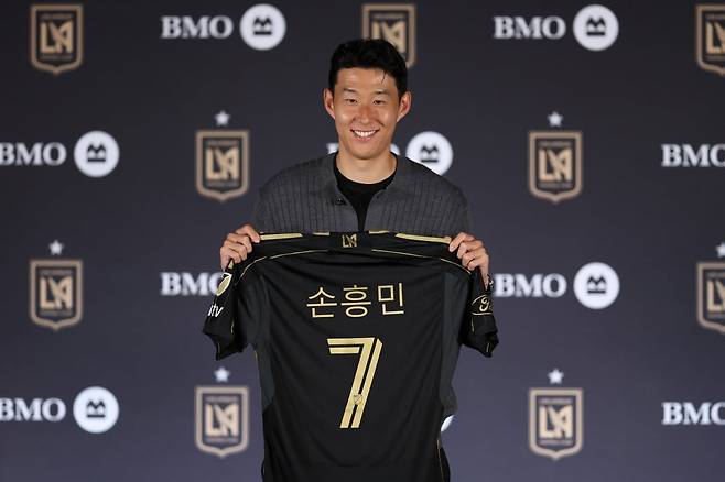 LAFC 유니폼 손에 든 손흥민 사진=연합뉴스
