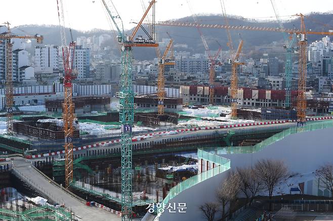 지난해 1월24일 비용 미지급으로 공사가 중단된 서울의 한 주택 건설 현장에 타워크레인이 멈춰 서 있다. 한수빈 기자
