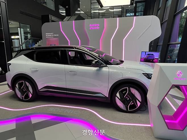 르노 성수에서 전시 중인 ‘세닉 일렉트릭’의 모습. 권재현 선임기자