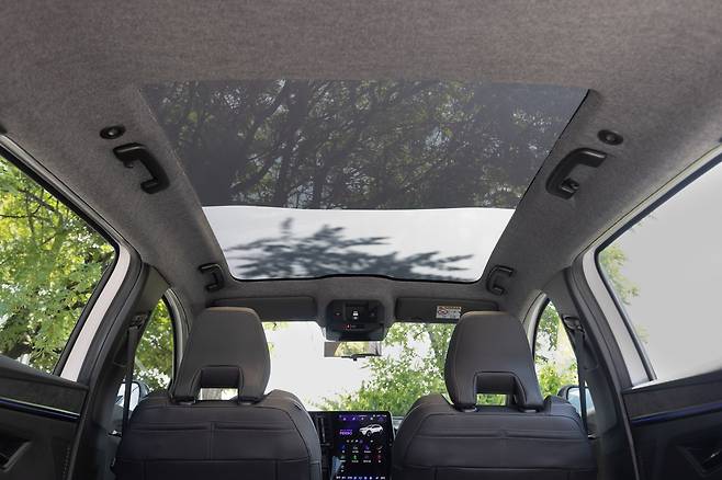 ‘솔라베이(Solarbay) 파노라믹 선루프’ 시스템. 사진에선 유리 천장의 반만 불투명하게 만들어 개방감 만끽과 자외선 차단 효과를 절충했다. 르노코리아 제공