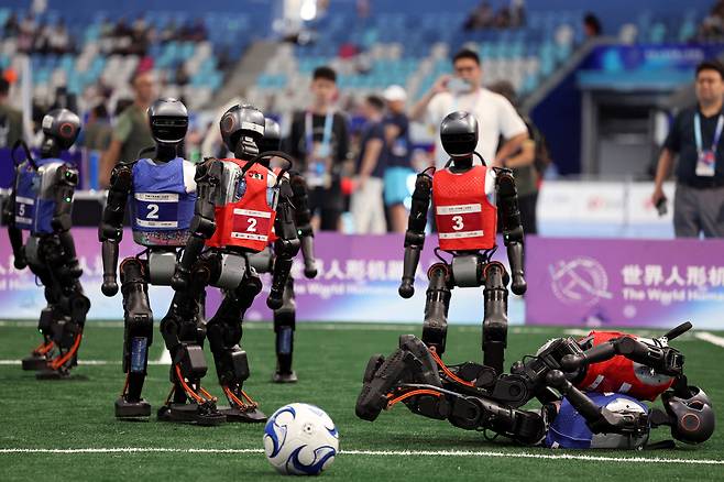 16일 중국 베이징 국립스피드스케이트 경기장에서 열린 로봇 올림픽의 5대 5 축구대회에서 로봇들이 뒤엉켜 넘어져 있다. 로이터연합뉴스
