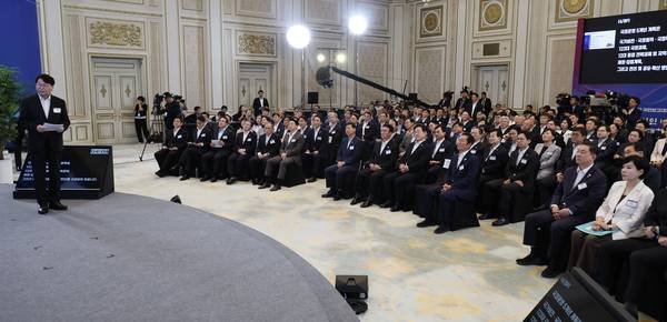 지난 13일 청와대 영빈관에서 국정기획위원회가 개최한 국민보고대회가 열리고 있다. 대통령실사진기자단