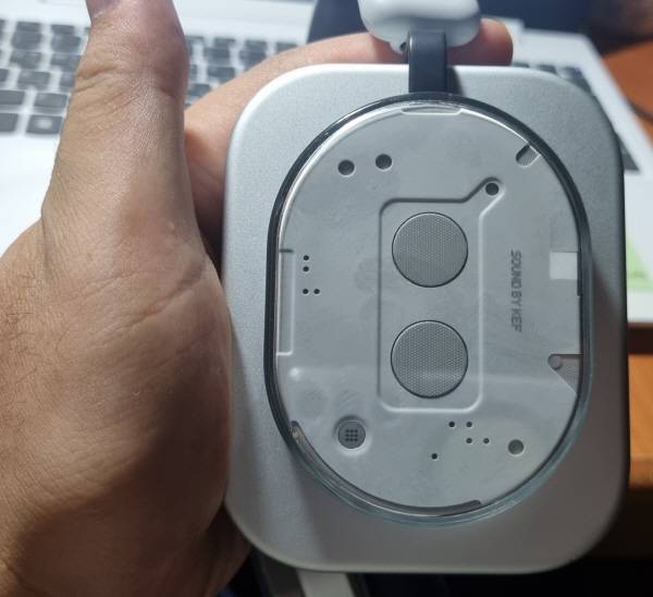 낫싱 헤드폰(1) 한쪽 헤드 모습. 투명 글래스로 내부 모습이 보이게 끔 디자인 돼 있다. 정옥재 기자