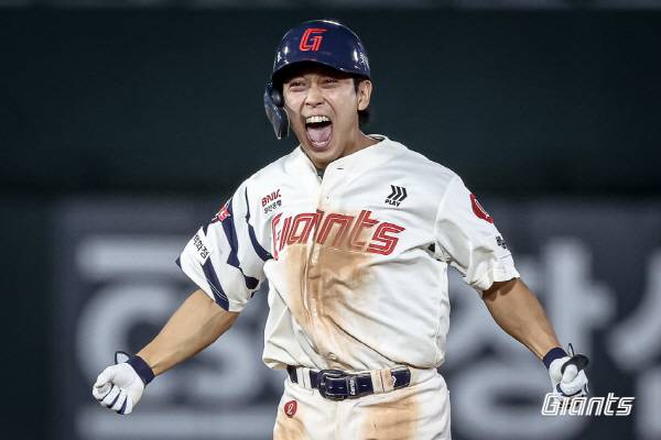 17일 부산 사직구장에서 열린 삼성과 3연전 마지막 경기에서 롯데 황성빈이 9회말 솔로 홈런을 친 뒤 포효하고 있다. 롯데 자이언츠 제공