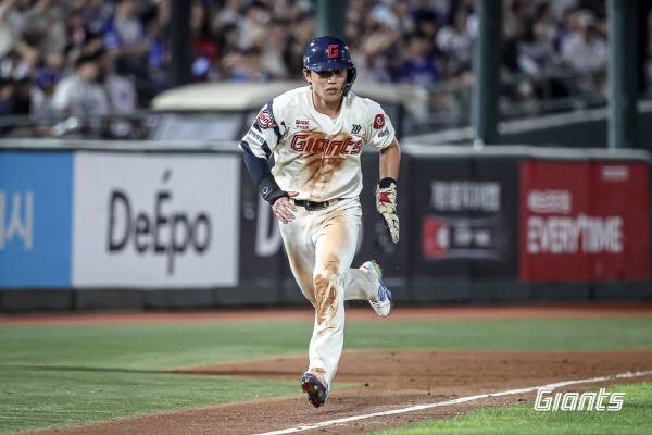 17일 부산 사직구장에서 열린 삼성과 3연전 마지막 경기에서 롯데 전민재가 3루에서 홈으로 뛰어 들어오고 있다. 롯데 자이언츠 제공