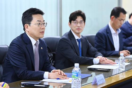 Former First Vice Minister of Trade Park Sung-taik speaks at a meeting of petrochemical industry officials to discuss countermeasures against U.S. reciprocal tariffs, held at the Korea Productivity Center conference room in Jongno District, central Seoul on April 7. [YONHAP]