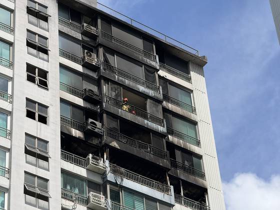 An apartment building in Changjeon-dong, Mapo District in western Seoul, is black with soot after a fire is extinguished on Aug. 17. [IM SOUNG-BIN]