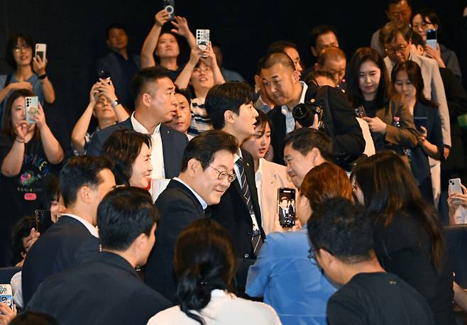 이재명 대통령과 김혜경 여사가 17일 서울 용산CGV '독립군:끝나지 않은 전쟁' 상영관에서 관객들에게 인사하고 있다. 대통령실통신사진기자단