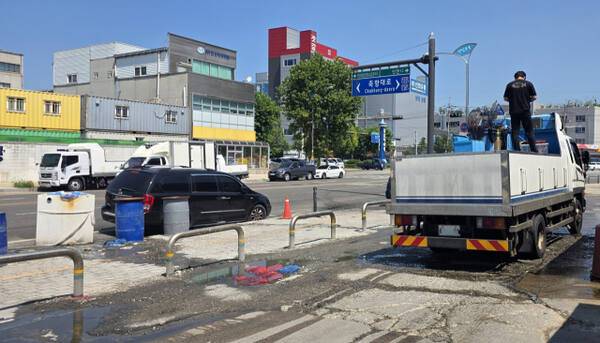 17일 인천 중구 연안부두 일대 한 수산물 가게 앞에서 활어운송차량에서 방류한 해수가 인도를 넘어 도로까지 흘러가고 있다. 장민재기자