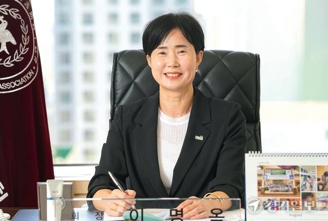 이명옥 경기도간호조무사회장이 경기일보와의 인터뷰에서 경기도간호조무사회가 나아갈 방향에 대해 설명하고 있다. 홍기웅기자