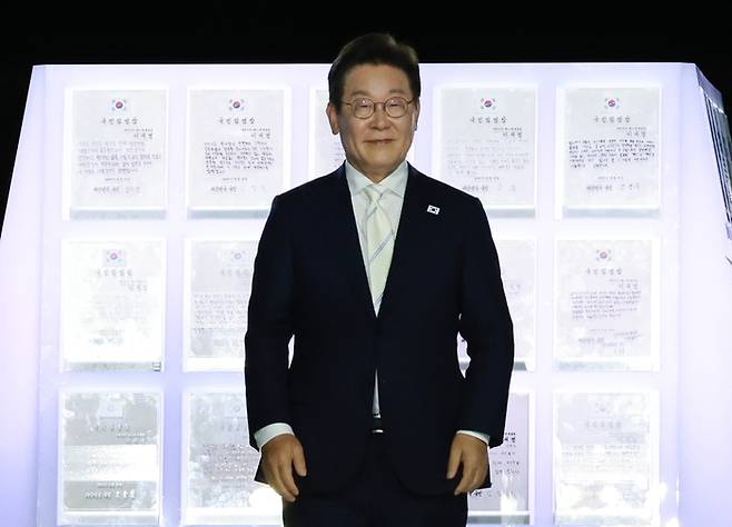 이이재명 대통령이 지난 15일 서울 세종대로 광화문광장에서 열린 제21대 대통령 국민임명식 ‘광복 80년, 국민주권으로 미래를 세우다’ 행사에서 국민대표가 전달한 ‘빛의 임명장’과 함께 자리하고 있다. [사진 = 연합뉴스]
