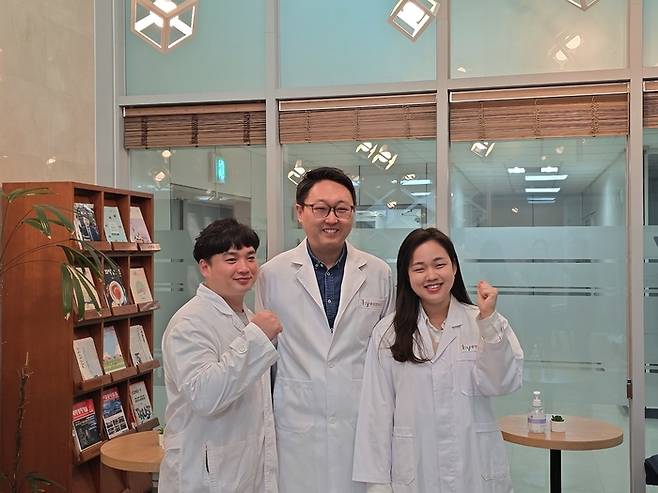왼쪽부터 정승희 책임연구원, 정지웅 책임연구원, 전수민 연구원. [사진=에치와이]