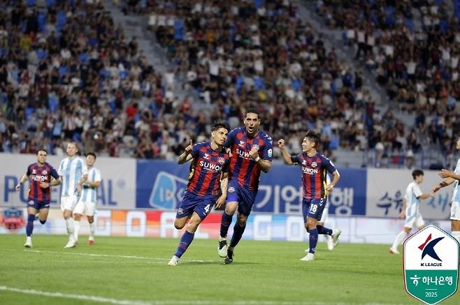 윌리안(사진 왼쪽), 싸박. 사진=한국프로축구연맹