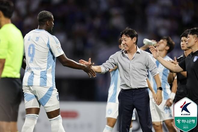After scoring in the Suwon FC match on August 16, he is sharing joy with director Shin Tae -yong. Photo = Korea Professional Football Federation