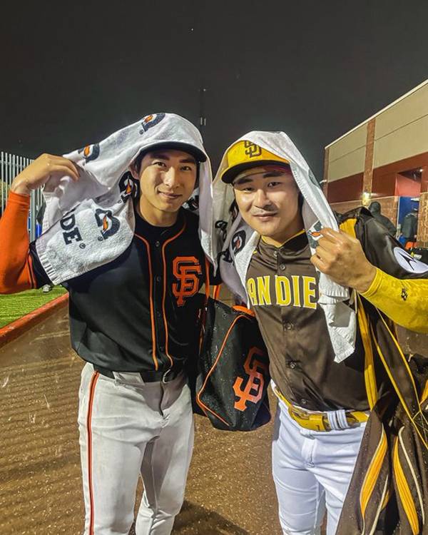 지난해 스프링캠프 도중 만난 이정후와 김하성의 모습. 두 선수는 이번 시즌 처음으로 맞대결을 앞두고 있다. 사진= 샌디에이고 파드레스 공식 X