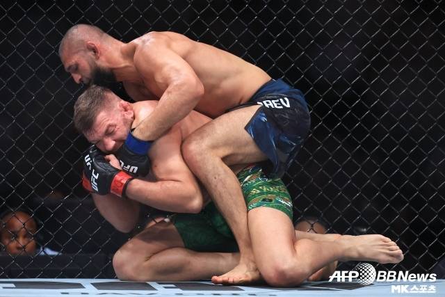 치마에프는 5라운드 내내 뒤플레시를 ‘그래플링 지옥’으로 끌고 가며 압도했다. 이스라엘 아데산야, 션 스트릭랜드 등 미들급 괴물들을 잡아낸 뒤플레시였으나 치마에프가 선보인 상상 이상의 그래플링은 극복하기 힘들었다. 사진(시카고 미국)=AFPBBNews=News1