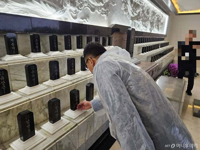 지난 13일 국립서울현충원  무훈선열제단에서 노은 김규식의 증손자 김령필씨가 위패를 어루만지고 있다. /사진=정세진