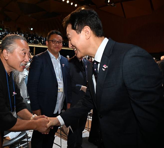 14일 서울시 광복 80주년 경축식에서 오세훈 서울시장이 독립유공자 후손 곽리혜씨와 악수하고 있다. 곽씨 오른쪽에 김영필씨가 서 있다./사진=서울시