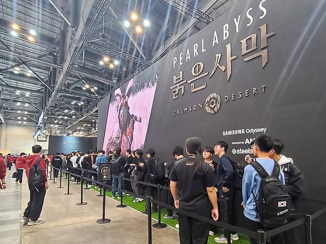 (부산=뉴스1) 김민석 기자 = 국내 최대 게임전시회인 '지스타(G-STAR) 2024'가 개막한 14일 부산 해운대구 벡스코에서 관람객들이 펄어비스의 신작 '붉은사막' 부스 앞에 줄지어 서 있다. 지스타 2024는 17일까지 열리며 3359개의 부스, 44개국 1375개 국내외 대형 게임사들이 참가한다. 2024.11.14/뉴스1 Copyright (C) 뉴스1. All rights reserved. 무단 전재 및 재배포, AI학습 이용 금지. /사진=(부산=뉴스1) 김민석 기자