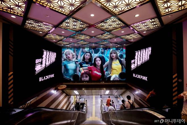 [서울=뉴시스] YG엔터테인먼트는 블랙핑크의 컴백과 월드투어 개최를 기념해 서울 주요 랜드마크에서 'PINK AREA: 테이크오버 라이팅' 캠페인을 진행 중이라고 17일 밝혔다.  신세계 백화점 명동점, 메가박스 코엑스점, 서울고속버스터미널 언더월드 DS 등에서 신곡 '뛰어(JUMP)' 뮤직비디오를 선보였으며 남산서울타워와 세빛섬, 반포대교를 핑크빛 조명으로 물들였다. 블랙핑크는 지난 5일 고양을 시작으로 로스앤젤레스 등 총 16개 도시에서 31회차의 월드투어를 하며 전 세계 팬들과 만난다. (사진=YG엔터테인먼트 제공) 2025.07.17. photo@newsis.com *재판매 및 DB 금지 /사진=류현주