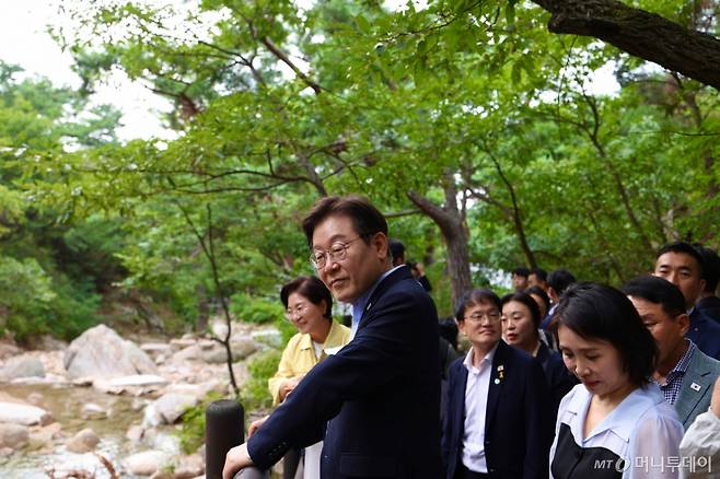 (서울=뉴스1) 허경 기자 = 이재명 대통령과 김혜경 여사가 17일 서울 은평구 진관사를 방문하고 있다. (대통령실 제공. 재판매 및 DB 금지) 2025.8.17/뉴스1  Copyright (C) 뉴스1. All rights reserved. 무단 전재 및 재배포,  AI학습 이용 금지. /사진=(서울=뉴스1) 허경 기자